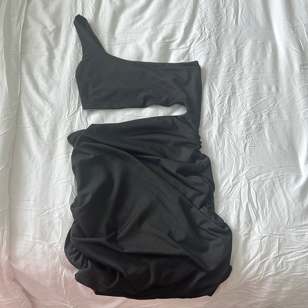 Black tight mini dress, with one shoulder strap